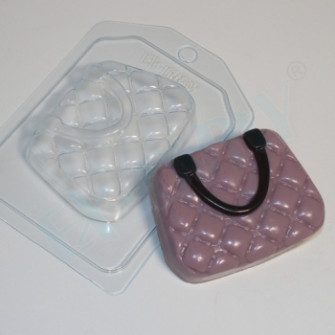 Сумочка в пухлый ромбик, форма пластиковая.